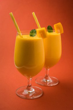 Mango Lassi ya da iki yüzlü lor, kesilmiş meyve parçaları ve blender büyük gözlük