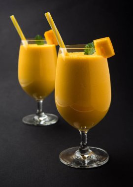 Mango Lassi ya da iki yüzlü lor, kesilmiş meyve parçaları ve blender büyük gözlük