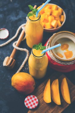 Mango Lassi ya da iki yüzlü lor, kesilmiş meyve parçaları ve blender büyük gözlük
