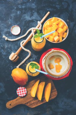 Mango Lassi ya da iki yüzlü lor, kesilmiş meyve parçaları ve blender büyük gözlük