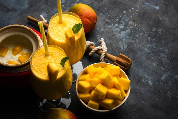 Mango Lassi ya da iki yüzlü lor, kesilmiş meyve parçaları ve blender büyük gözlük