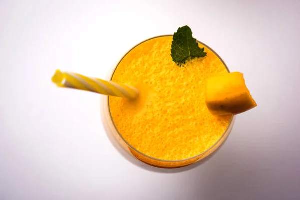 Mangue Lassi Smoothie Gros Verres Avec Caillé Morceaux Fruits Coupés — Photo