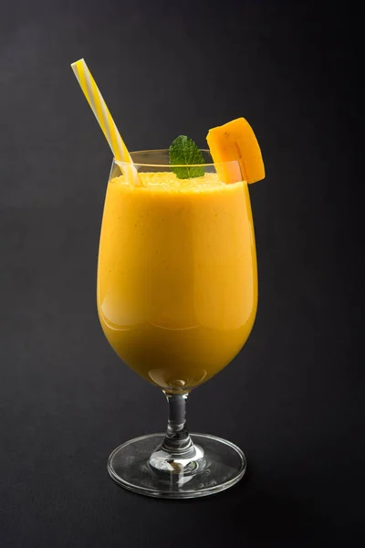 Mango Lassi ya da iki yüzlü lor, kesilmiş meyve parçaları ve blender büyük gözlük
