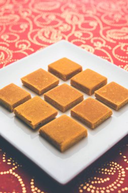 Hapus Amba Vadi / pasta veya çubuk, seçici odak Burfi veya Alphonso mango kurutulmuş