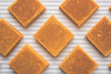 Hapus Amba Vadi / pasta veya çubuk, seçici odak Burfi veya Alphonso mango kurutulmuş