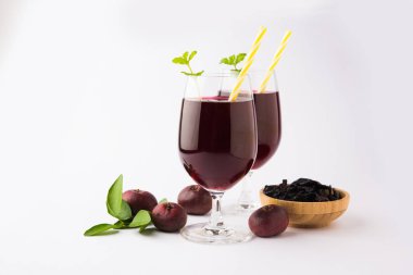 Kokum Sharbat, meyve suyu veya şerbet veya yaz soğutucu içecek Garcinia indica nane yaprağı ile bir bardakta servis ham meyve ile yapılmış. seçici odak