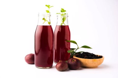 Kokum Sharbat, meyve suyu veya şerbet veya yaz soğutucu içecek Garcinia indica nane yaprağı ile bir bardakta servis ham meyve ile yapılmış. seçici odak