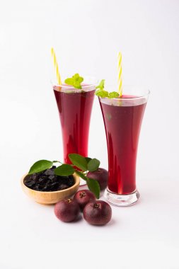 Kokum Sharbat, meyve suyu veya şerbet veya yaz soğutucu içecek Garcinia indica nane yaprağı ile bir bardakta servis ham meyve ile yapılmış. seçici odak