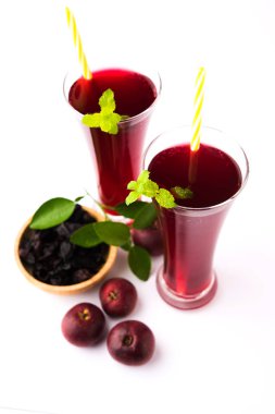 Kokum Sharbat, meyve suyu veya şerbet veya yaz soğutucu içecek Garcinia indica nane yaprağı ile bir bardakta servis ham meyve ile yapılmış. seçici odak