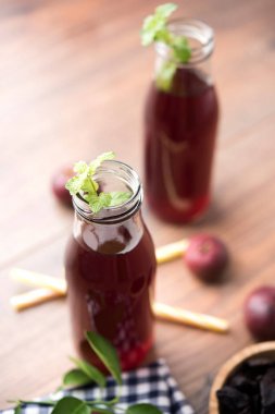 Kokum Sharbat, meyve suyu veya şerbet veya yaz soğutucu içecek Garcinia indica nane yaprağı ile bir bardakta servis ham meyve ile yapılmış. seçici odak