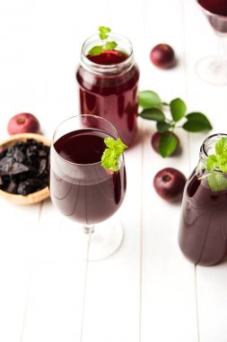 Kokum Sharbat, meyve suyu veya şerbet veya yaz soğutucu içecek Garcinia indica nane yaprağı ile bir bardakta servis ham meyve ile yapılmış. seçici odak