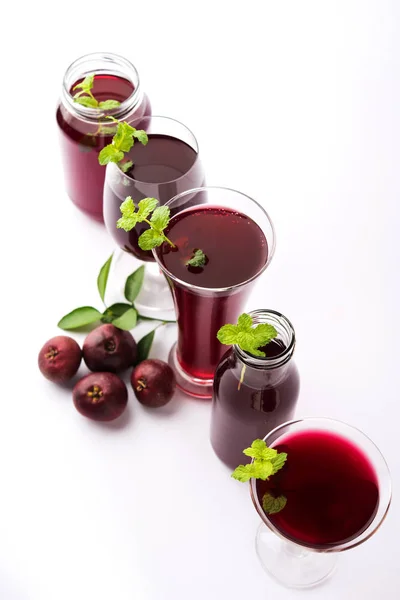グラスにミントの葉を添えて 生の果物とガルシニア インディカが成って Kokum Sharbat ジュースやシャーベットまたは夏のクーラント飲み物 選択と集中 — ストック写真