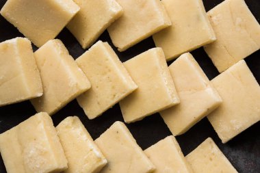 Shrikhand Vadi veya Bar veya pasta bir popüler Maharashtrian tatlı gıda