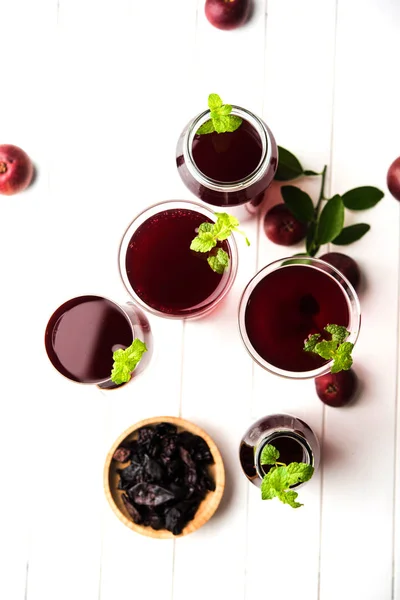 グラスにミントの葉を添えて 生の果物とガルシニア インディカが成って Kokum Sharbat ジュースやシャーベットまたは夏のクーラント飲み物 選択と集中 — ストック写真