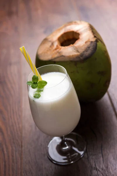 Kokosnuss Aromatisierter Einfacher Weißer Lassi Oder Milchshake Garniert Mit Einer — Stockfoto