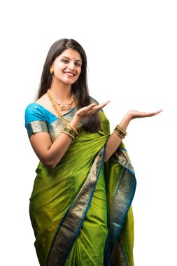 Beyaz arka planda tek başına duran sari giymiş Hintli kız sunar.