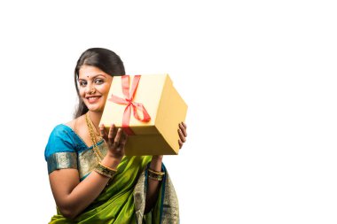 Genç Hintli kadın elinde beyaz bir arka planda hediye kutusu tutuyor.