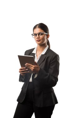 Tablet bilgisayarlı Hintli iş kadını beyaz arka planda dururken