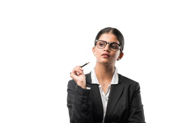 Hintli iş kadını elinde kalem tutarken düşünüyor, beyaz arka planda izole edilmiş.