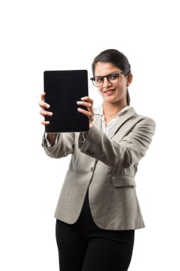 Tablet bilgisayarlı Hintli iş kadını beyaz arka planda dururken