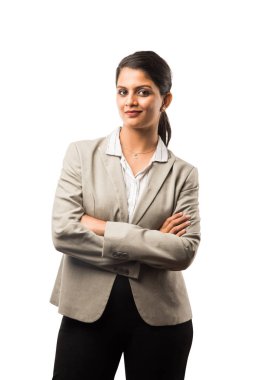 Beyaz arka planda duran takım elbiseli neşeli Hintli genç iş kadını portresi.