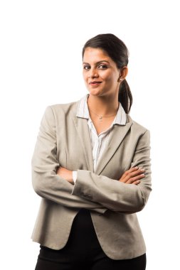 Beyaz arka planda duran takım elbiseli neşeli Hintli genç iş kadını portresi.