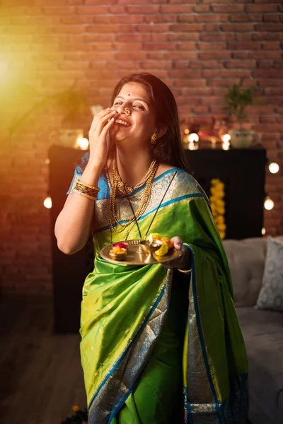Hintli Kız Kadınlar Yeşil Sari Giyerken Pooja Thali Tutuyorlar Evde — Stok fotoğraf