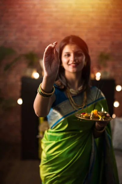 印度女孩 妇女手持Pooja Thali 身穿绿衣 与Rangoli和Samai花一起坐在家里 庆祝Diwali或Hindu节 选择性重点 — 图库照片
