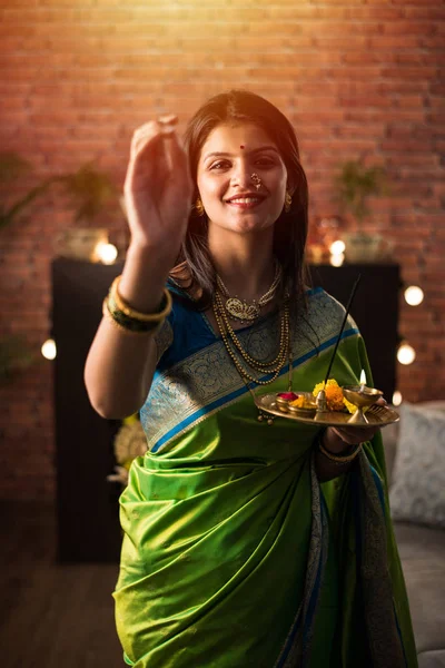 Indian Girl Women Holding Pooja Thali While Wearing Green Saree —  Fotos de Stock