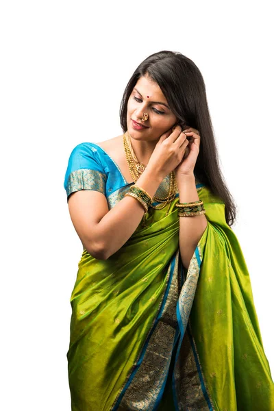 Belle Dame Indienne Saree Verte Préparant Pour Fête Occasion Propice — Photo