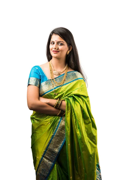 Portrét Indické Ženy Saree Sobě Zlaté Šperky Stojící Veselými Výrazy — Stock fotografie