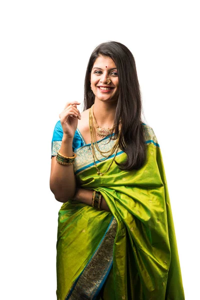 Portret Hinduskiej Kobiety Sari Noszącej Złotą Biżuterię Stojącej Wesołym Wyrazem — Zdjęcie stockowe