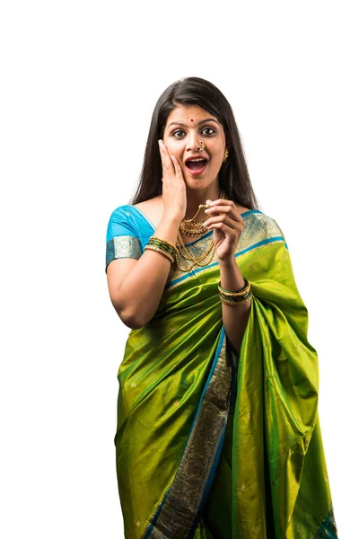 Porträt Einer Indischen Frau Sari Und Mit Goldschmuck Stehend Mit — Stockfoto