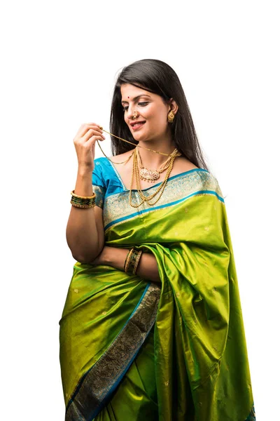 Retrato Mujer India Saree Con Joyas Oro Pie Con Expresiones —  Fotos de Stock