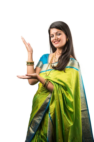 India Chica Saree Presentando Mientras Pie Aislado Sobre Blanco Fondo — Foto de Stock
