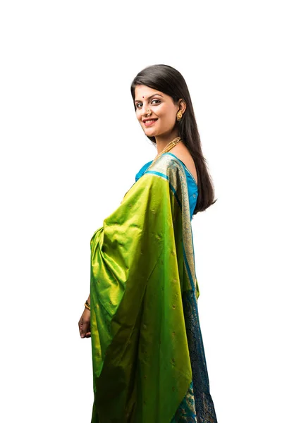 Retrato Mujer India Saree Con Joyas Oro Pie Con Expresiones — Foto de Stock