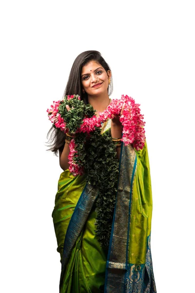 印度或亚洲妇女在萨里拿着花环作节日装饰 站在白色背景上与世隔绝 — 图库照片