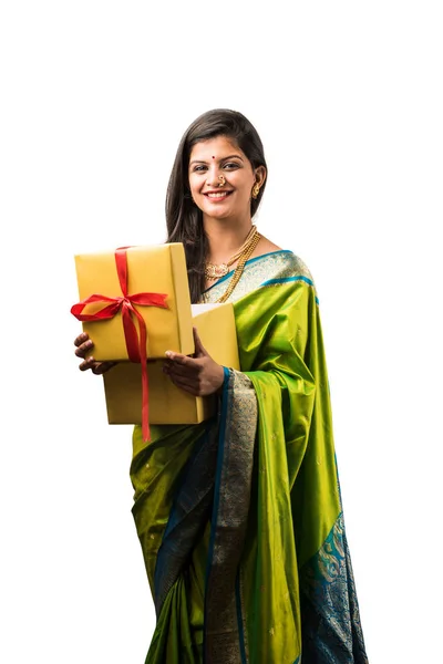 Indiańska Kobieta Saree Trzyma Pudełko Prezentami Stojąc Białym Tle — Zdjęcie stockowe