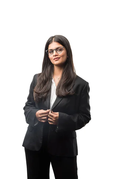 Porträtt Glad Indian Ung Affärskvinna Kostym Står Mot Vit Bakgrund — Stockfoto