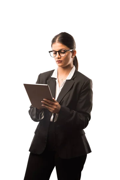 站在白色背景下 拿着平板电脑的印度女商人 — 图库照片