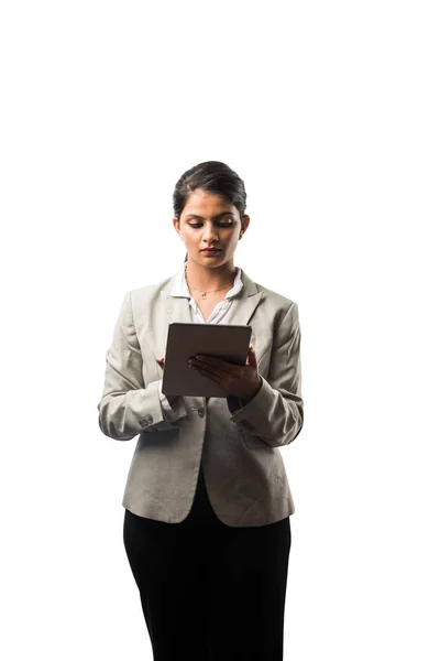 Ινδή Επιχειρηματίας Tablet Υπολογιστή Ενώ Στέκεται Πάνω Από Λευκό Φόντο — Φωτογραφία Αρχείου
