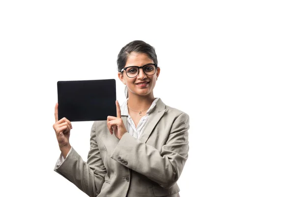 Ινδή Επιχειρηματίας Tablet Υπολογιστή Ενώ Στέκεται Πάνω Από Λευκό Φόντο — Φωτογραφία Αρχείου