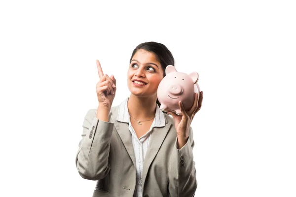Mulher Negócios Indiana Com Banco Porquinho Contra Fundo Branco — Fotografia de Stock