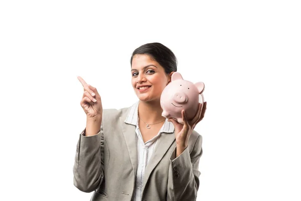 Indiase Zakenvrouw Met Spaarvarken Bank Staande Tegen Witte Achtergrond — Stockfoto