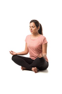 Hintli Kadın / Kız Yoga yaparken veya meditasyon yaparken veya Dhyan yaparken, beyaz arka planda tek başına otururken