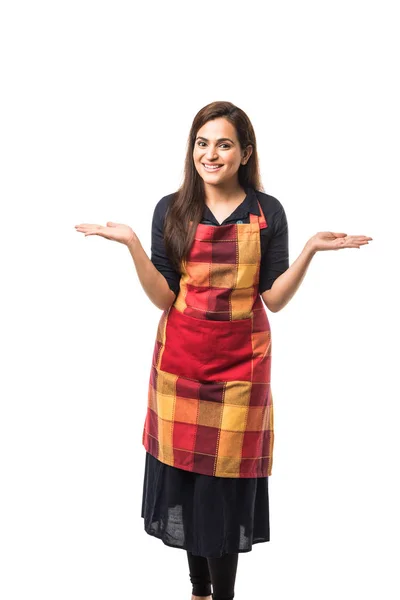 Portrét Indické Kuchařky Nebo Kuchařky Zástěře Prezentovat Ukazovat Znamení Palce — Stock fotografie
