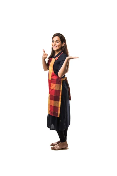 Portret Hinduski Kobieta Kucharz Lub Gotować Fartuchu Prezentując Wskazując Znak — Zdjęcie stockowe