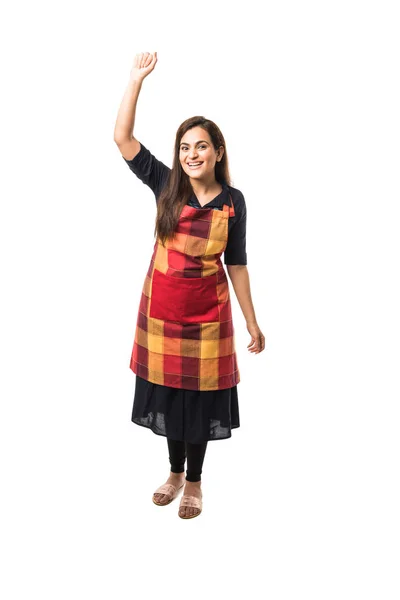 Portret Hinduski Kobieta Kucharz Lub Gotować Fartuchu Prezentując Wskazując Znak — Zdjęcie stockowe