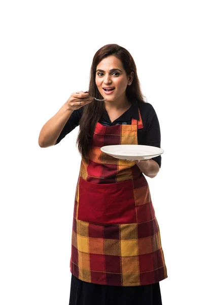 Mujer India Chef Vistiendo Delantal Sosteniendo Plato Vacío Con Diferentes —  Fotos de Stock
