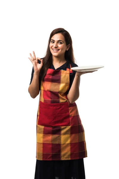 Indian Woman Chef Wearing Apron Holding Empty Dinner Plate Different — Stock Photo, Image